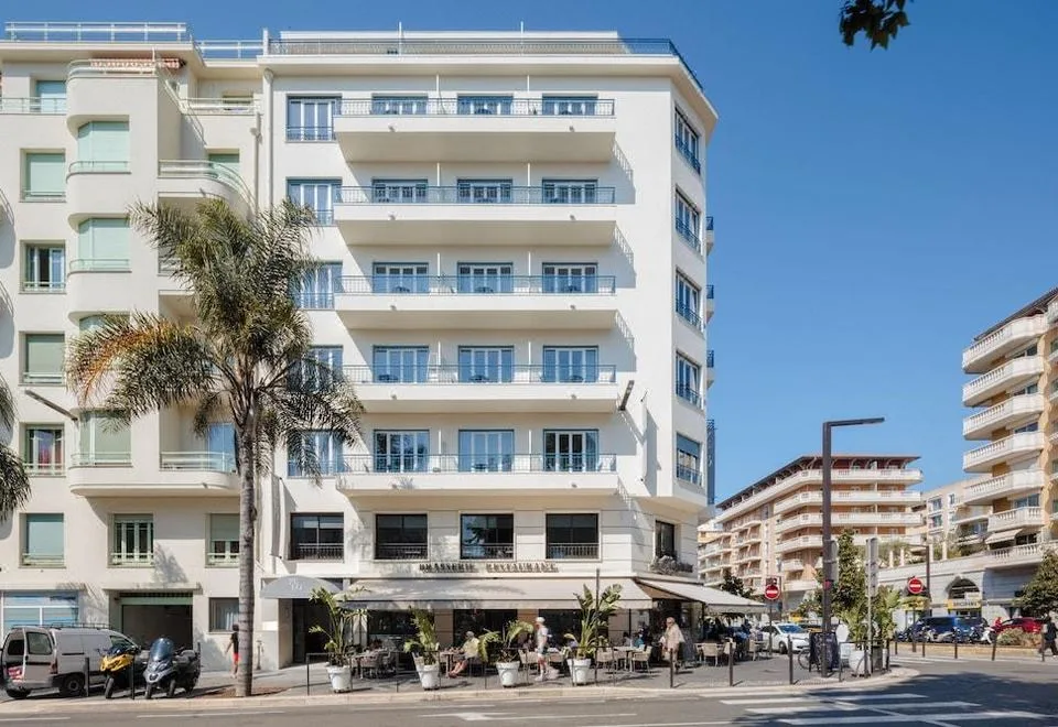 Yelo Promenade